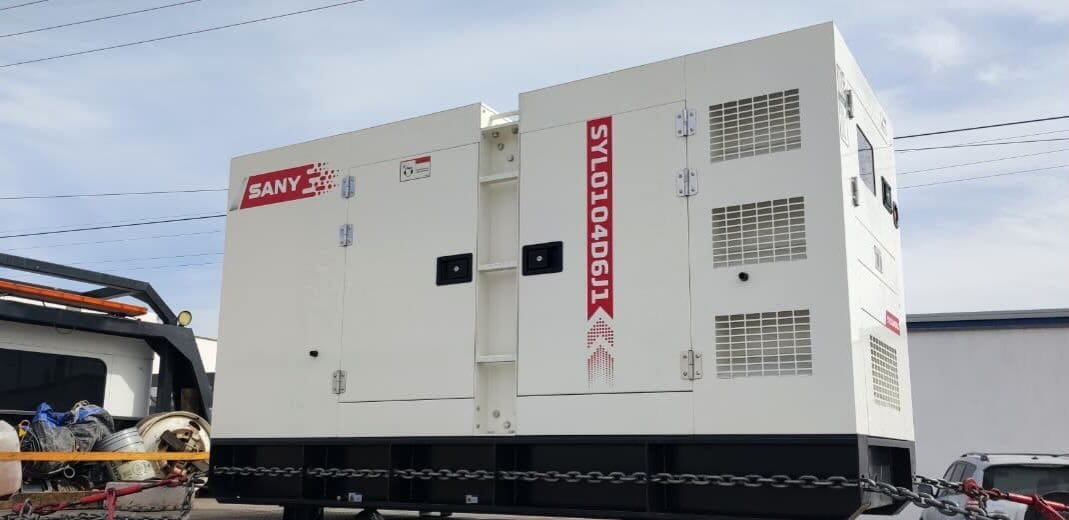 Generador diésel SANY SYL0104D6J1 de 104 kW en traslado