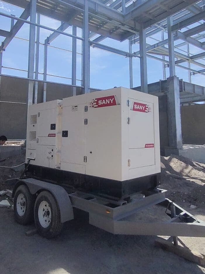 Generador SANY en remolque, en obra