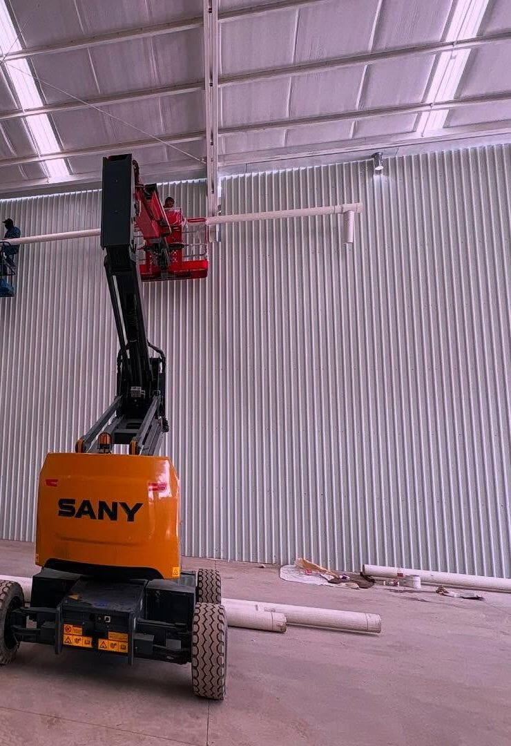 Plataforma articulada SANY en una nave industrial