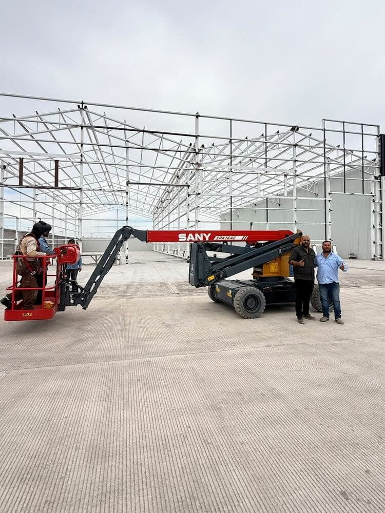 Plataforma articulada SANY en construcción de nave