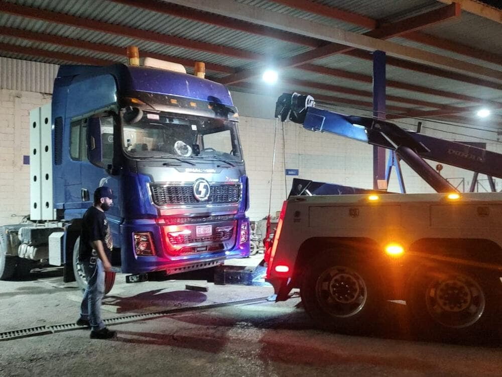 Rescate carretero: unidad SHACMAN llegando al taller en grúa
