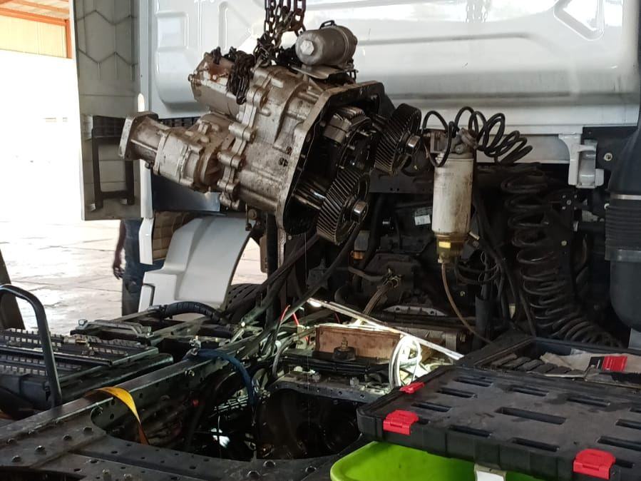 Desmontaje de transmisión en el taller